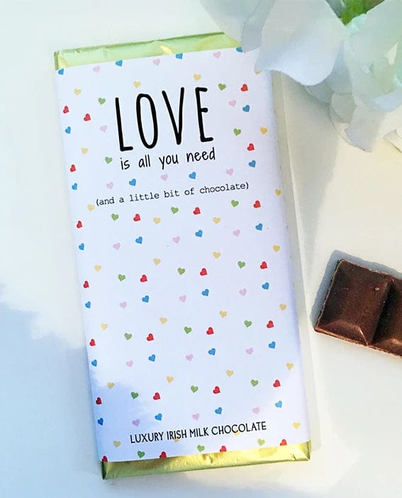 Tavoletta di cioccolato al latte: "Love Is All You Need (and a little bit of chocolate)" - "L'Amore è tutto ciò di cui hai bisogno (e un pò di cioccolato)"