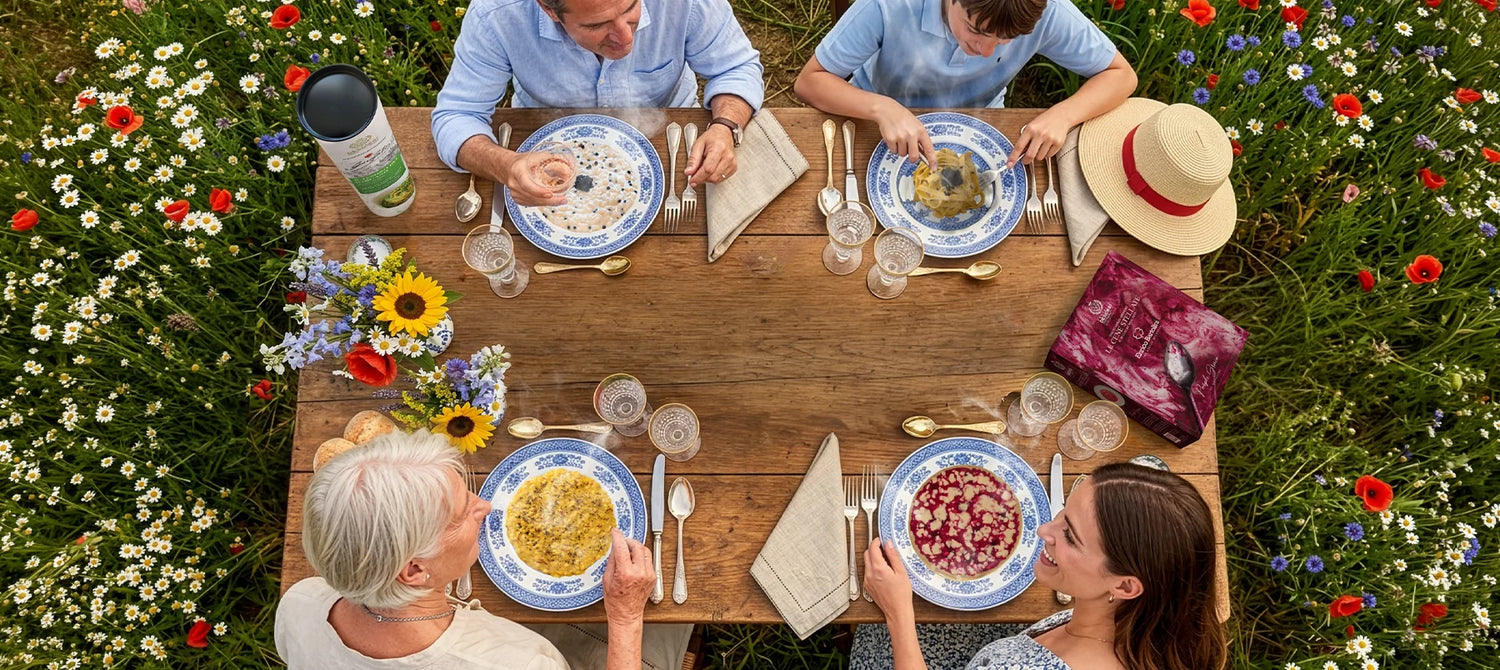 Tavola apparecchiata con quattro persone che mangiani i meal kit dei Fratelli Desideri