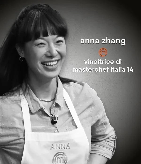 Ritratto di Anna Zhang con nome e titolo a destra