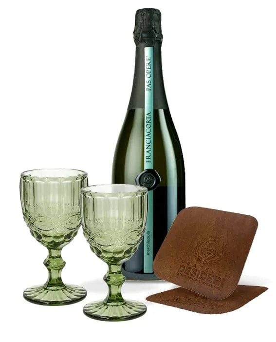 Il Marchiopolo Franciacorta, due calici verdi e due sottobicchieri in pelle