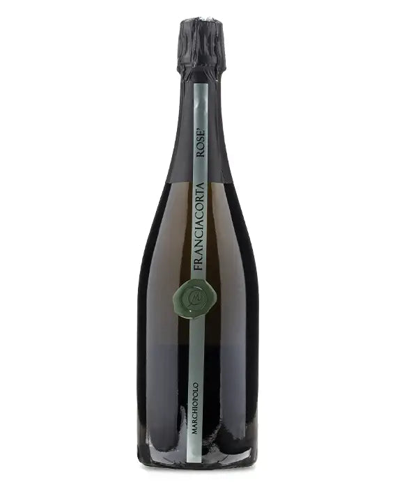 Una bottiglia di Marchiopolo Franciacorta Brut colore verde scuro con etichetta dorata