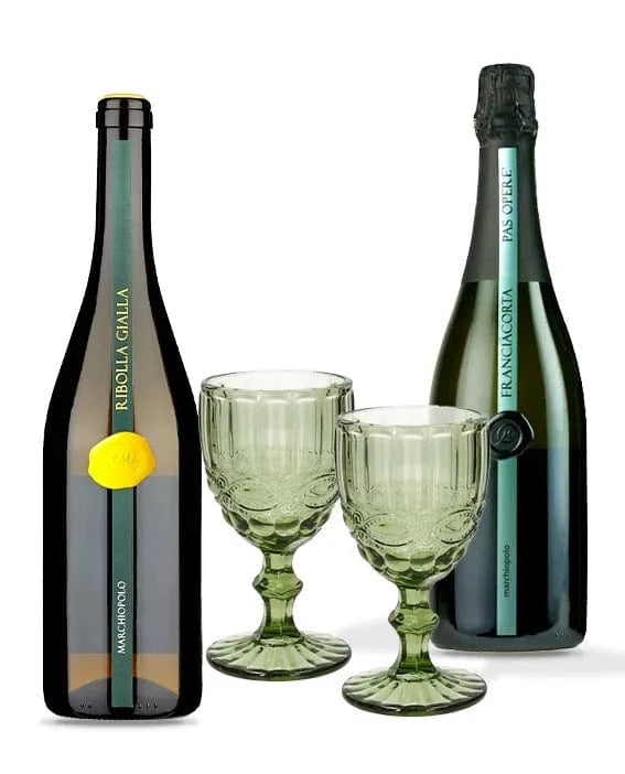 Il Marchiopolo Franciacorta, il Marchiopolo Ribolla Gialla e due calici verdi