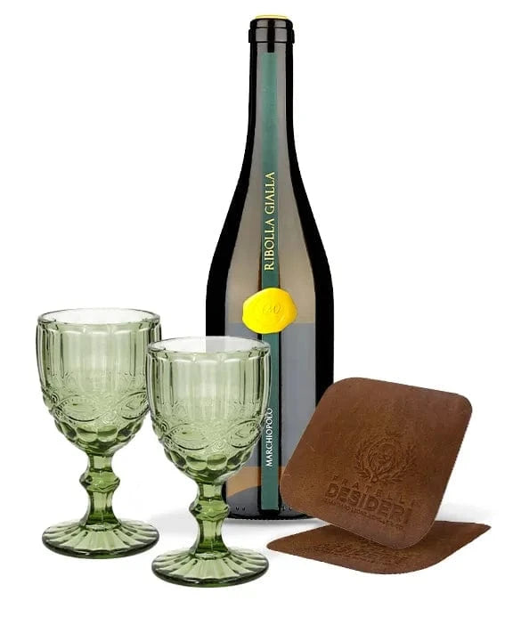 Il Marchiopolo Ribolla Gialla, due calici verdi e due sottobicchieri in pelle