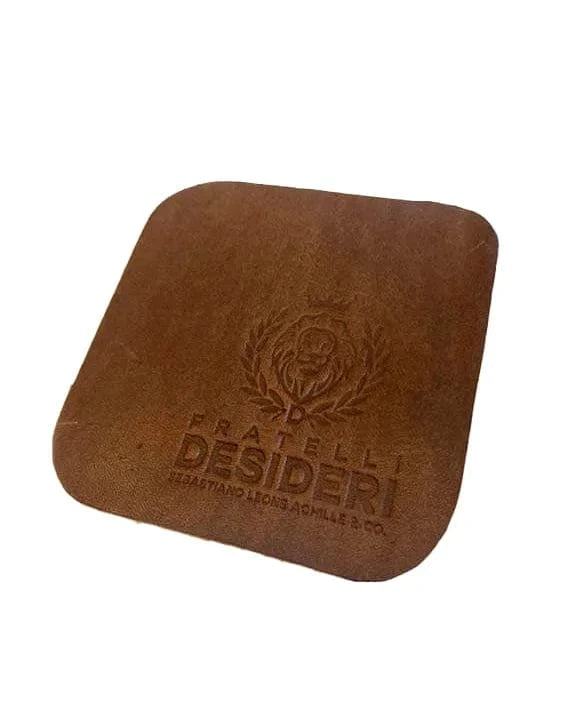 Sottobicchiere in cuoio marrone dei Fratelli Desideri, con il rispettivo logo pressato a caldo in basso a destra