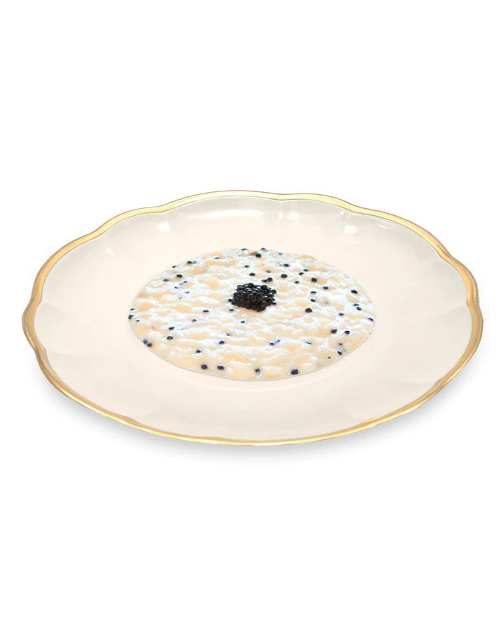 Impiattamento di Sua Maestà Bianco Tartufo di Christian Milone. È visibile il caratteristico perlage di tartufo nero al centro.